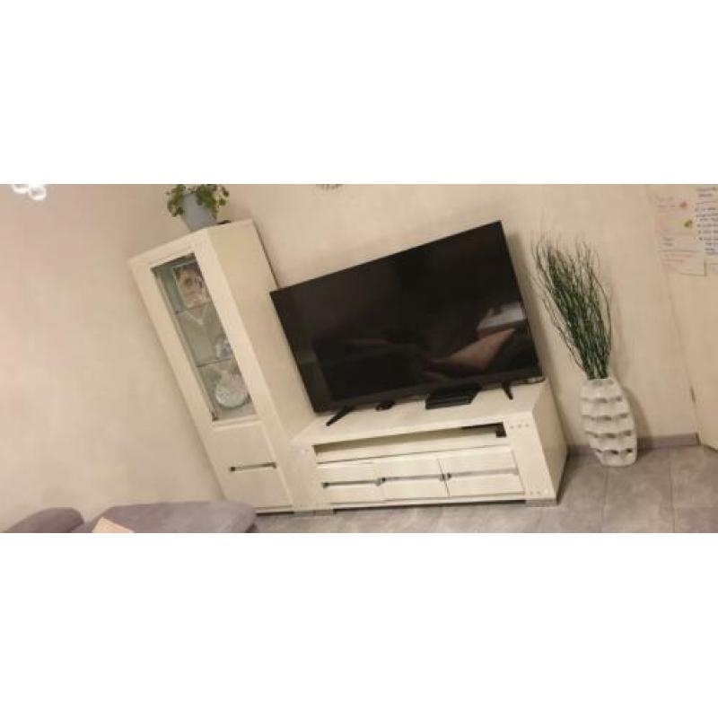 Tv meubel kast en hoge vitrine kast met swarovski stenen