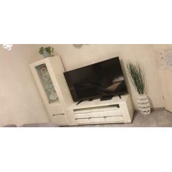 Tv meubel kast en hoge vitrine kast met swarovski stenen