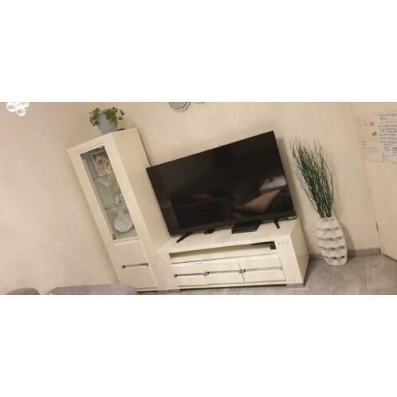 Tv meubel kast en hoge vitrine kast met swarovski stenen