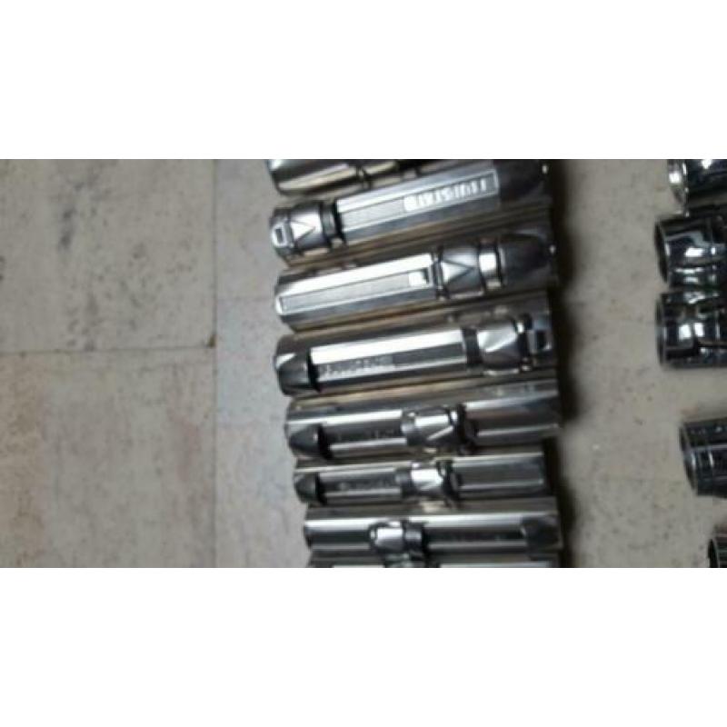 25 reel houders en doos hengel bussen