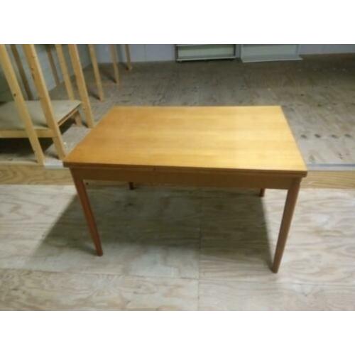 mooie oude eettafel