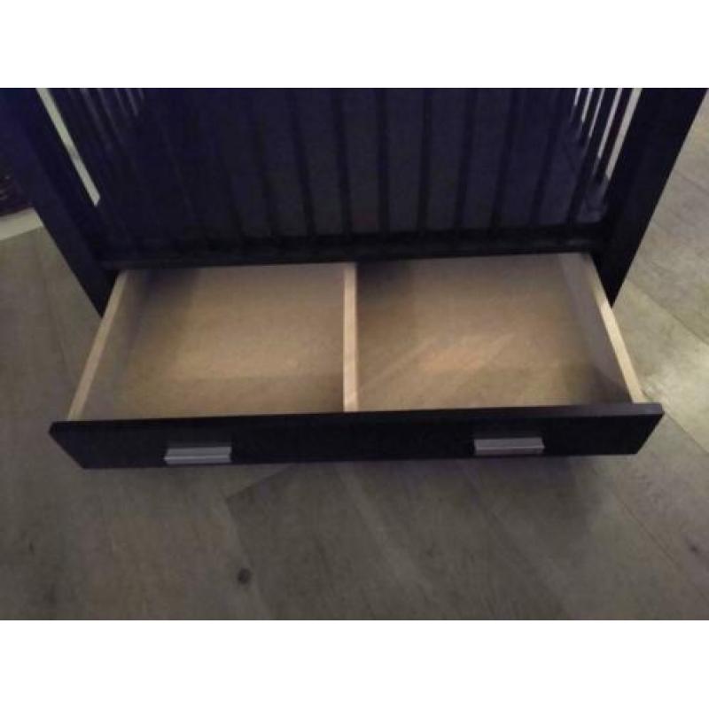 babybox met handige opberglade donker bruin