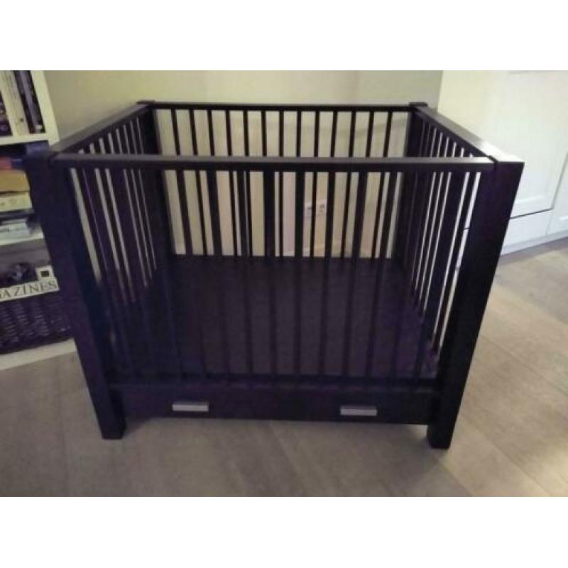 babybox met handige opberglade donker bruin