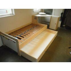 Compleet enkel bed met lade en met bureaublad en kastje!!
