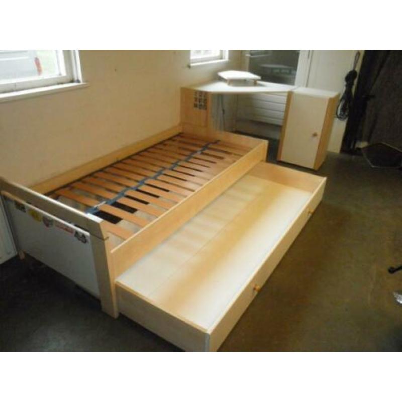 Compleet enkel bed met lade en met bureaublad en kastje!!