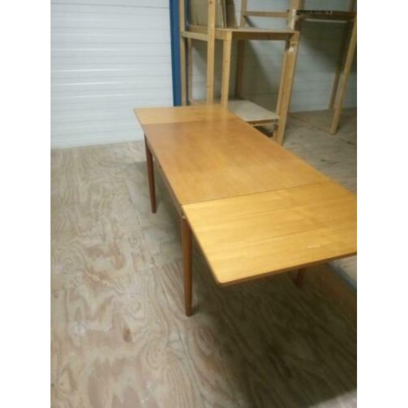mooie oude eettafel
