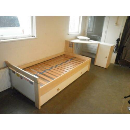 Compleet enkel bed met lade en met bureaublad en kastje!!