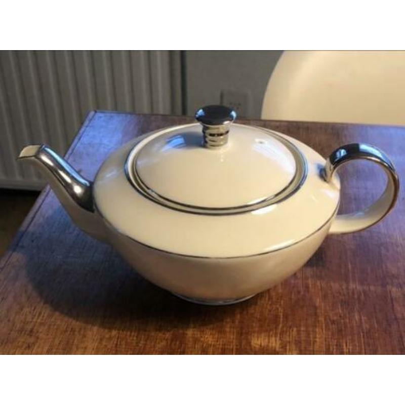 Oud compleet theeservies met zilveren rand