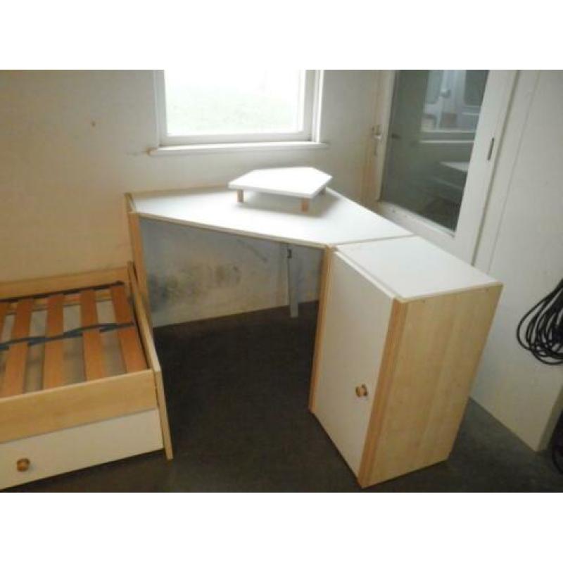Compleet enkel bed met lade en met bureaublad en kastje!!