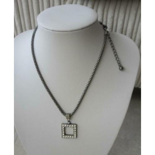 mooie retro ketting met vierkante hanger strass steentjes