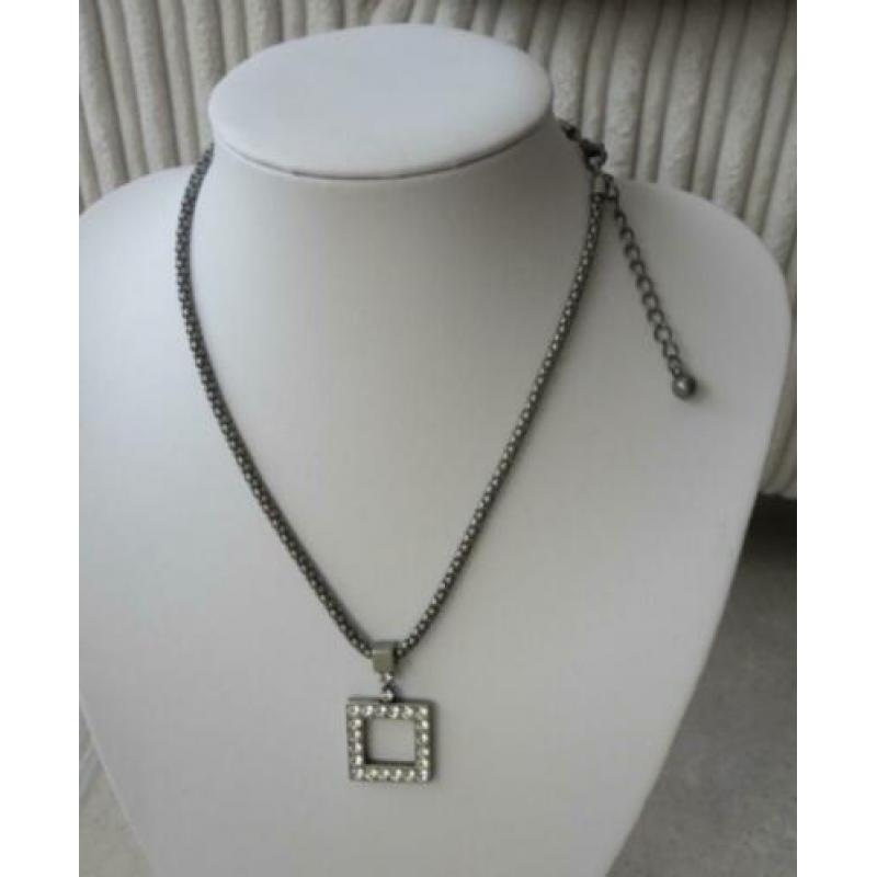 mooie retro ketting met vierkante hanger strass steentjes