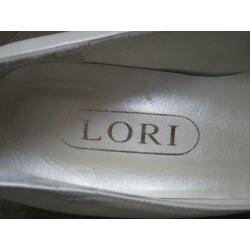 Trouwschoenen maat 41 van Lori . De kleur is gebroken wit .