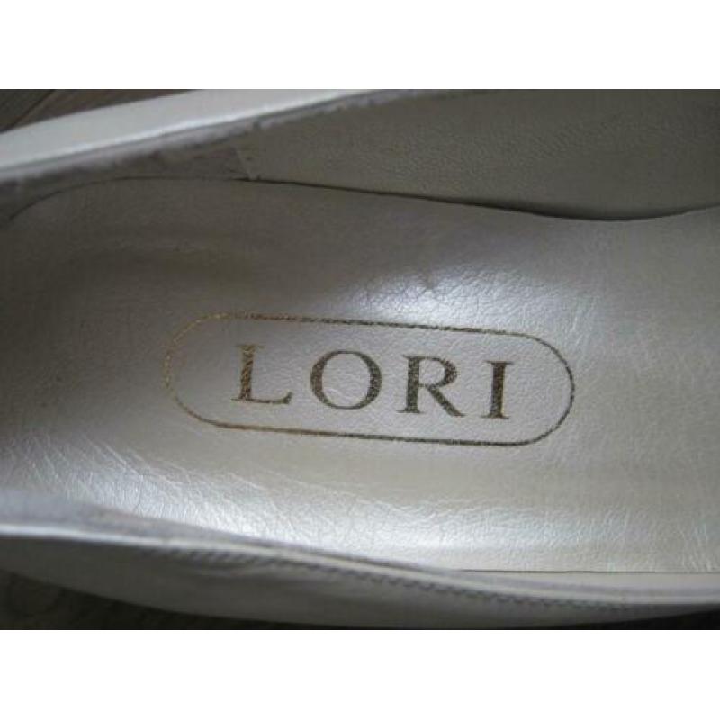 Trouwschoenen maat 41 van Lori . De kleur is gebroken wit .