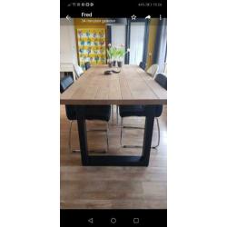 Gezellige grote eettafel. Half jaar oud..