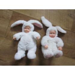 ANNE GEDDES 2 schattige witte pluche popjes in konijnenpakje