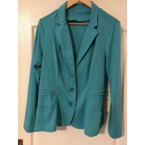 2 leuke jasjes Turquoise en oranje/ rood Maat m.