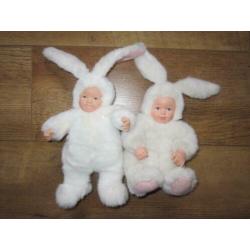 ANNE GEDDES 2 schattige witte pluche popjes in konijnenpakje
