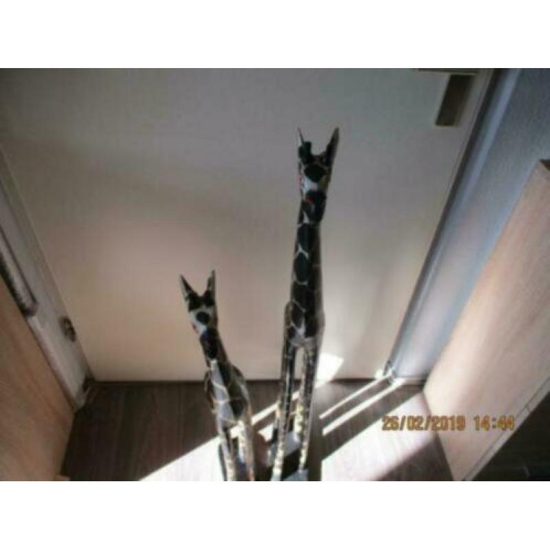 Afrikaans items, oa. Houten trom 14 h x 11 breed etc. Beelde