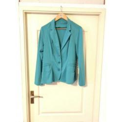 2 leuke jasjes Turquoise en oranje/ rood Maat m.