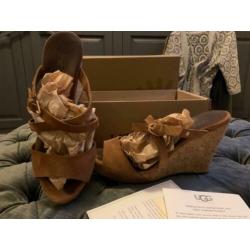 UGG sandalen in suéde m 37 zeer goede staat kleur Camel