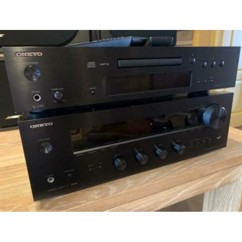ONKYO Sterio receiver, ONKYO CD Player en BOSE Speakers