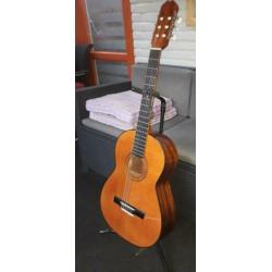 Akoestische gitaar Admira, met stemapparaatje en voetsteun
