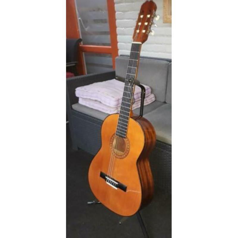 Akoestische gitaar Admira, met stemapparaatje en voetsteun