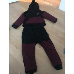 een zak met jongen kleding