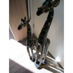 Afrikaans items, oa. Houten trom 14 h x 11 breed etc. Beelde