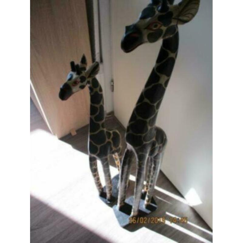 Afrikaans items, oa. Houten trom 14 h x 11 breed etc. Beelde