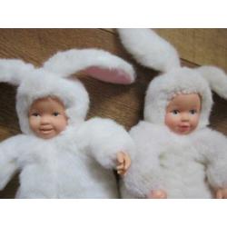 ANNE GEDDES 2 schattige witte pluche popjes in konijnenpakje