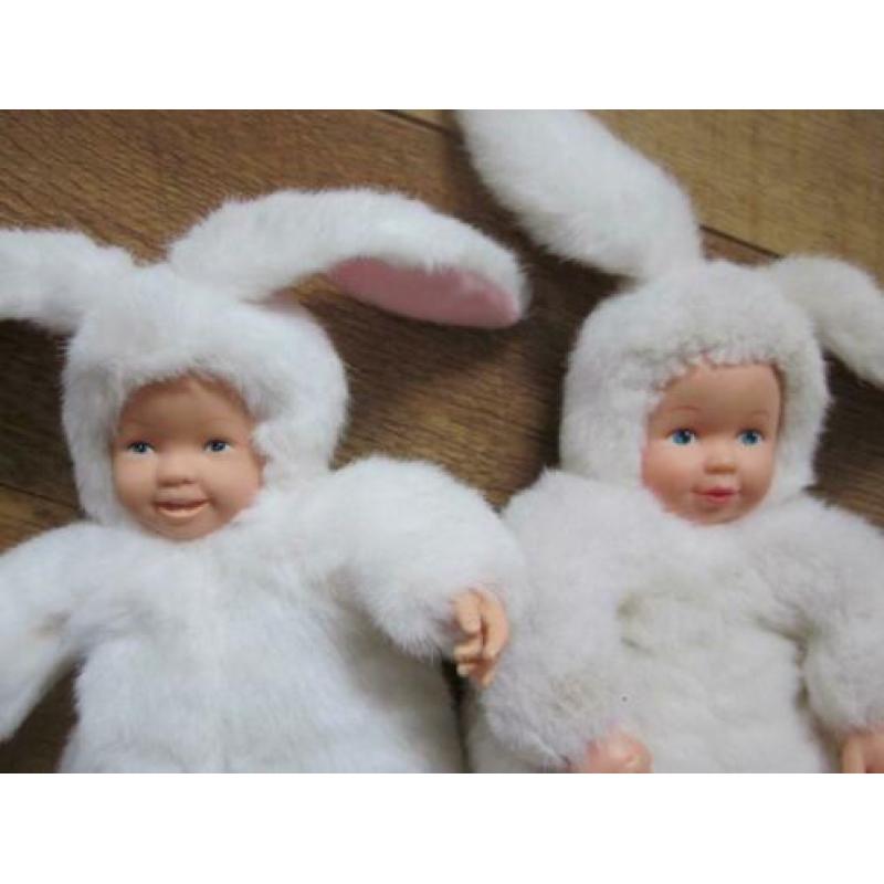 ANNE GEDDES 2 schattige witte pluche popjes in konijnenpakje