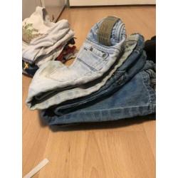 een zak met jongen kleding