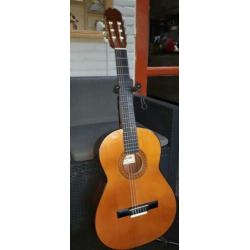 Akoestische gitaar Admira, met stemapparaatje en voetsteun