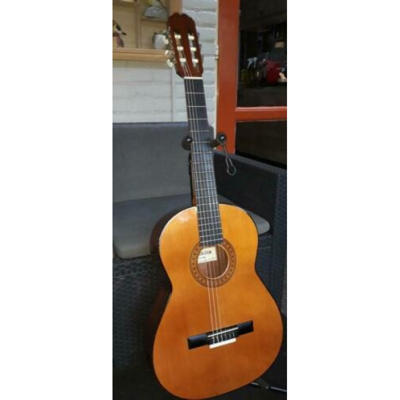 Akoestische gitaar Admira, met stemapparaatje en voetsteun