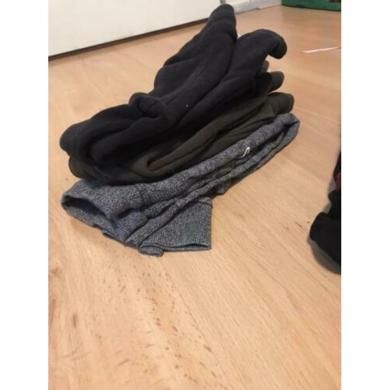 een zak met jongen kleding