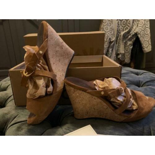 UGG sandalen in suéde m 37 zeer goede staat kleur Camel