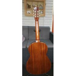 Akoestische gitaar Admira, met stemapparaatje en voetsteun
