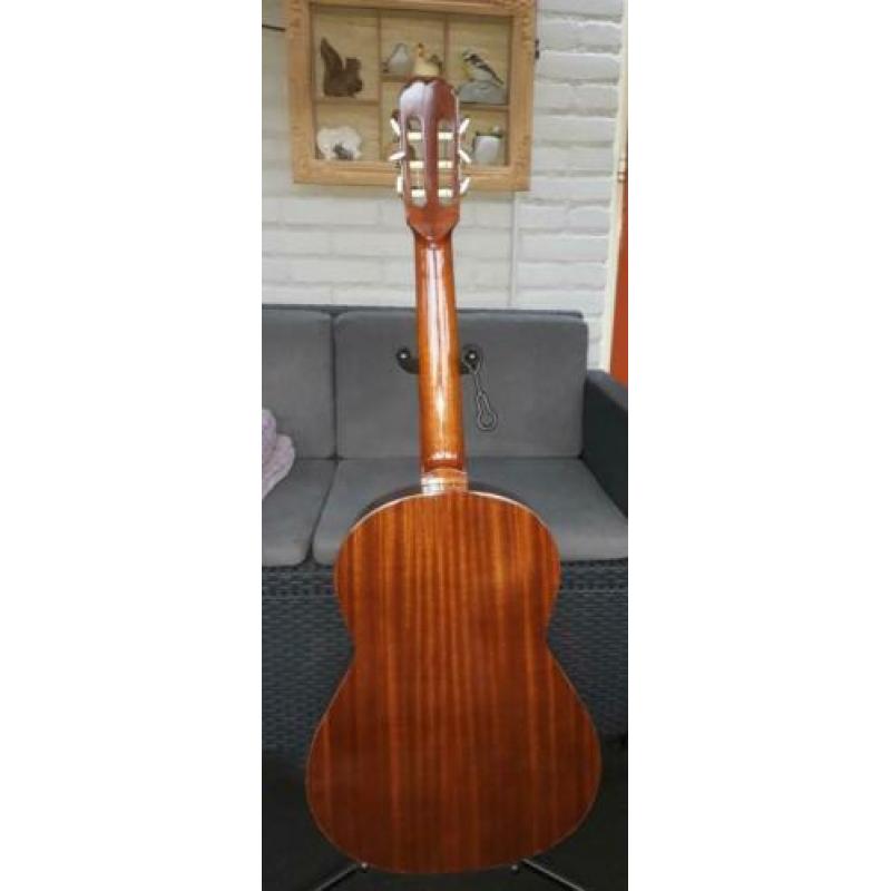 Akoestische gitaar Admira, met stemapparaatje en voetsteun