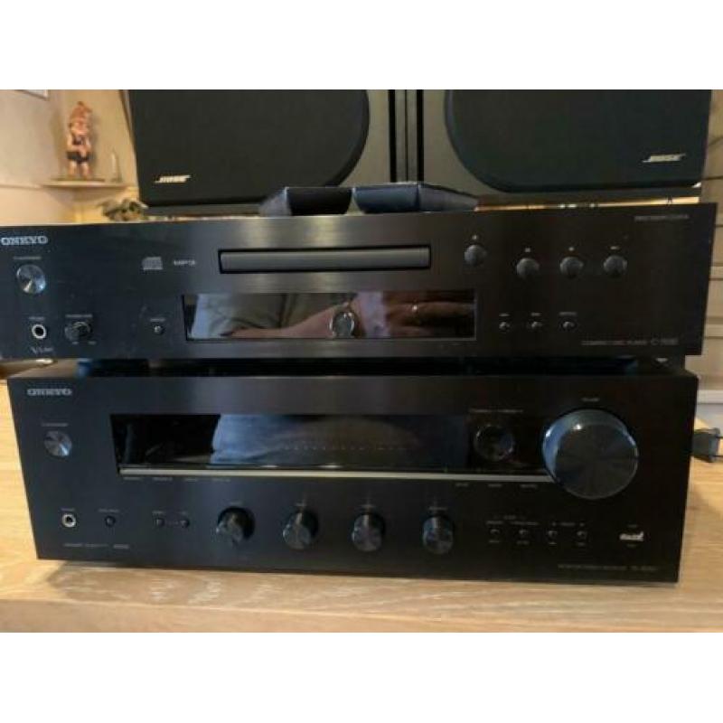 ONKYO Sterio receiver, ONKYO CD Player en BOSE Speakers