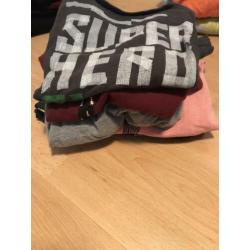 een zak met jongen kleding