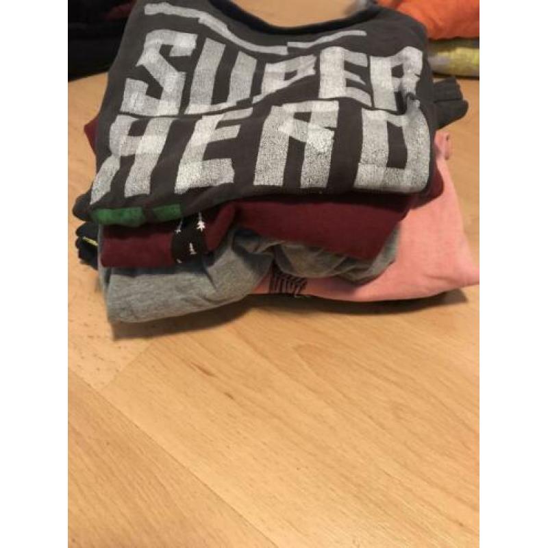 een zak met jongen kleding