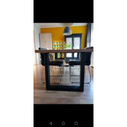 Gezellige grote eettafel. Half jaar oud..