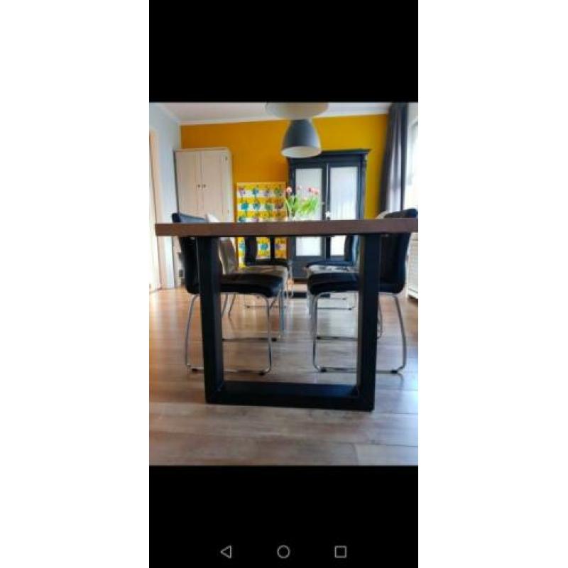 Gezellige grote eettafel. Half jaar oud..