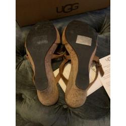 UGG sandalen in suéde m 37 zeer goede staat kleur Camel