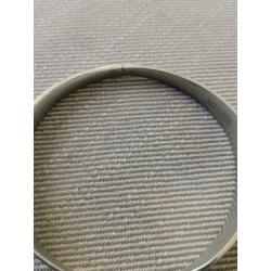 Ring maat 20 en armband van tin.