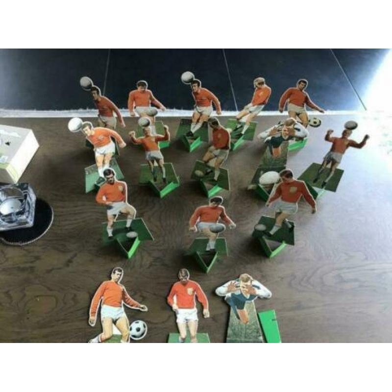 Crespa chips voetbalpoppetjes karton oud