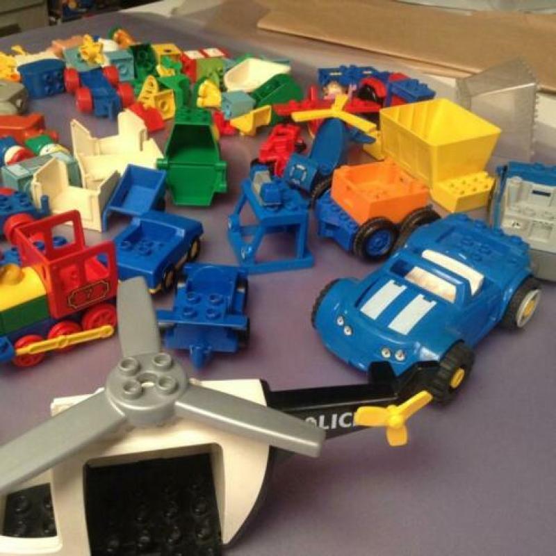 Bak met partij duplo blokken autos poppetjes dieren