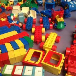 Bak met partij duplo blokken autos poppetjes dieren