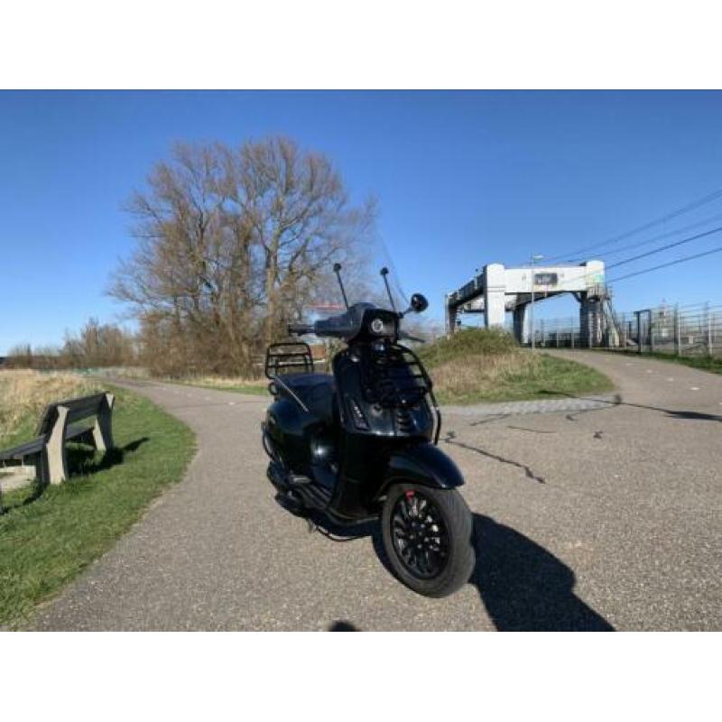 Vespa sprint full option snor 80cc malossi 4v met begrenzer.